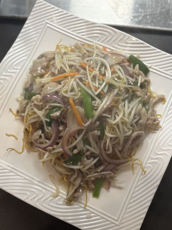 G7. Shredded Pork / Chicken Chow Mein (肉絲 / 雞絲炒麵)
